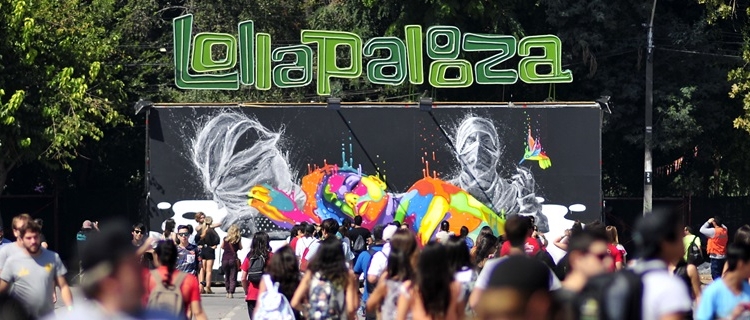 14 de Marzo del 2015/ SANTIAGOCentenares de personas participan de la quinta versin del Festival Lollapalooza 2015, realizado en el Parque O«higgins.FOTO: MATIAS DELACROIX/AGENCIAUNO