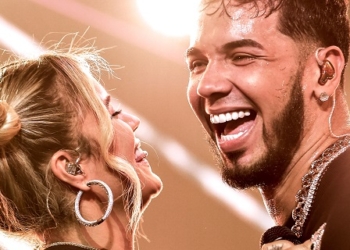 NEW YORK, NY - NOVEMBER 17:  Karol G and Anuel AA perform live on stage during Anuel AA & Karol G In Concert at United Palace Theater on November 17, 2018 in New York City.  (Photo by Steven Ferdman/Getty Images)