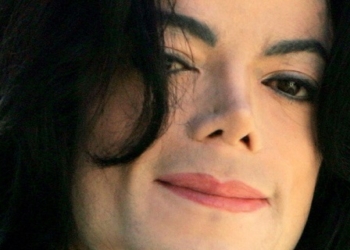 SANTA MARIA, CA - APRIL 29:  Michael Jackson arrives at the Santa Barbara County courthouse April 29, 2005 in Santa Maria, California. Jackson is charged in a 10-count indictment with molesting a boy, plying him with liquor and conspiring to commit child abduction, false imprisonment and extortion.  (Photo by Justin Sullivan/Getty Images)