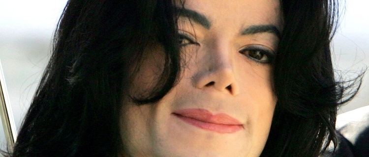 SANTA MARIA, CA - APRIL 29:  Michael Jackson arrives at the Santa Barbara County courthouse April 29, 2005 in Santa Maria, California. Jackson is charged in a 10-count indictment with molesting a boy, plying him with liquor and conspiring to commit child abduction, false imprisonment and extortion.  (Photo by Justin Sullivan/Getty Images)