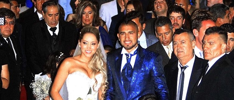 27 de diciembre del 2014/SANTIAGO El jugador de futbol nacional Arturo Vidal comtrae matrimonio con María Teresa Matus, evento realizado en la iglesia San Ignacio de Loyola ubicada en el centro de Santiago. FOTO: CRISTOBAL ESCOBAR/AGENCIAUNO