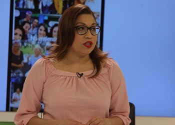 24.08.2018. ALEJANDRA VALLE PERIODISTA, INTRUSOS PROGRAMA DE LA RED, INTRUSOS PROGRAMA FARANDULA LA RED.  ALEJANDRA VALLE SALINAS - RETRATOS - PLANO MEDIO