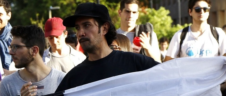 21 de Octubre de 2019/SANTIAGOPersonas realizan una manifestación pacifica en Escuela Militar donde son custodiados por militares , en el contexto de protestas que han ocurrido los últimos días por el descontento social. En la imagen el actor Hector Morales FOTO:MARIO DAVILA/AGENCIAUNO