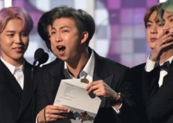 (FILES) In this file photo taken on February 10, 2019, South Korean band BTS presents the award for Best R&B Album during the 61st Annual Grammy Awards in Los Angeles. - K-pop megastars BTS on February 28, 2020 cancelled four Seoul concerts due in April as the number of novel coronavirus cases in South Korea passed 2,000. (Photo by Robyn Beck / AFP)