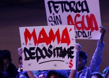 24 DE FEBRERO DE 2019/VIÑA DEL MAR  Carteles del publico, durante la primera noche de la versión 60 del Festival Internacional de la Canción de Viña del Mar 2019, realizado en el anfiteatro Quinta Vergara.  FOTO: LEONARDO RUBILAR CHANDIA/AGENCIAUNO