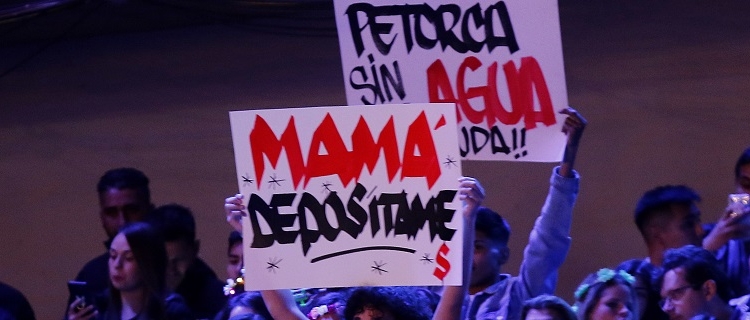 24 DE FEBRERO DE 2019/VIÑA DEL MAR Carteles del publico, durante la primera noche de la versión 60 del Festival Internacional de la Canción de Viña del Mar 2019, realizado en el anfiteatro Quinta Vergara. FOTO: LEONARDO RUBILAR CHANDIA/AGENCIAUNO