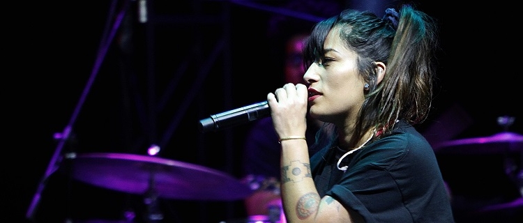 Santiago, 25 de junio de 2016.Ana Tijoux se presenta en el teatro Cariola, mostrando su ultimo LP ÒVengoÓ, un album donde las letras con conciencia social, se mezclan con bases que evocan los distintos paisajes latinoamericanos. El disco ha sido considerado uno de los mejores logrados de la musica en espanol y esto lo llevo a ser nominada a los Premios Grammy norteamericanoDragomir Yankovic/ Aton Chile.
