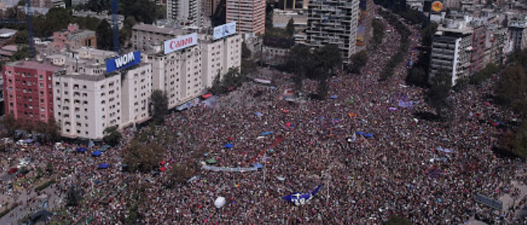 Santiago, 8 de marzo de 2020Manifestantes se reunen en la Plaza Italia para conmemorar el dia de la mujer.Andres Pina/Aton Chile