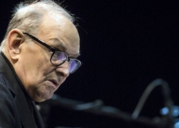 MTI125. BUDAPEST (HUNGRÍA), 18/10/2017. El compositor italiano Ennio Morricone conduce a músicos y cantantes durante su concierto hoy, miércoles 18 de octubre de 2017, en el László Papp Budapest Sports Arena, en Budapest (Hungría). EFE/Balazs Mohai/PROHIBIDO SU USO EN HUNGRÍA
