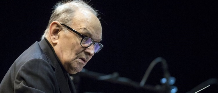 MTI125. BUDAPEST (HUNGRÍA), 18/10/2017. El compositor italiano Ennio Morricone conduce a músicos y cantantes durante su concierto hoy, miércoles 18 de octubre de 2017, en el László Papp Budapest Sports Arena, en Budapest (Hungría). EFE/Balazs Mohai/PROHIBIDO SU USO EN HUNGRÍA