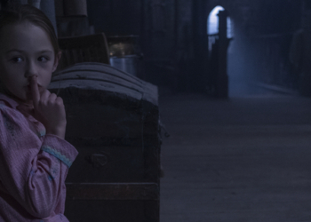 THE HAUNTING OF BLY MANOR (L to R) AMELIE BAE SMITH as FLORA in episode, 202 of THE HAUNTING OF BLY MANOR. Cr. EIKE SCHROTER/NETFLIX © 2020