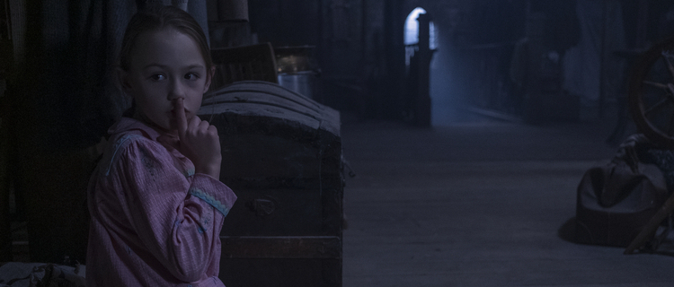 THE HAUNTING OF BLY MANOR (L to R) AMELIE BAE SMITH as FLORA in episode, 202 of THE HAUNTING OF BLY MANOR. Cr. EIKE SCHROTER/NETFLIX © 2020
