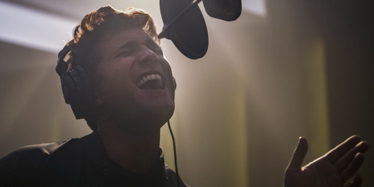 LUIS MIGUEL LA SERIE - Temporada 2 (L to R) DIEGO BONETA as LUIS MIGUEL in Episode 205 of LUIS MIGUEL LA SERIE Temporada 2. Cr. NETFLIX ©️ 2021