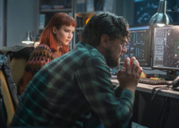 DON'T LOOK UP (L to R) JENNIFER LAWRENCE as KATE DIBIASKY, LEONARDO DICAPRIO as DR. RANDALL MINDY. Cr. NIKO TAVERNISE/NETFLIX © 2021
