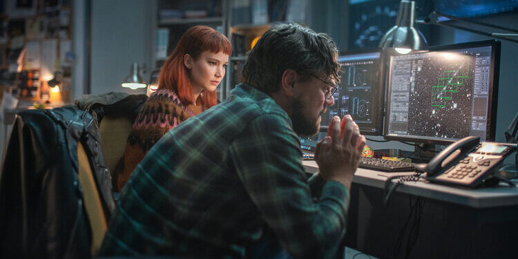 DON'T LOOK UP (L to R) JENNIFER LAWRENCE as KATE DIBIASKY, LEONARDO DICAPRIO as DR. RANDALL MINDY. Cr. NIKO TAVERNISE/NETFLIX © 2021