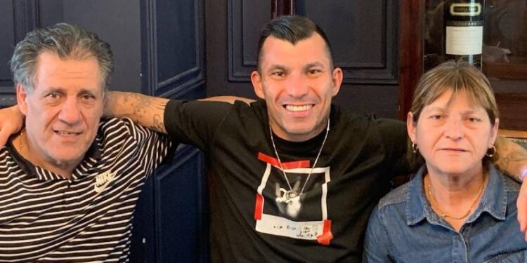 Gary Medel viajó a Chile para acompañar a su familia en la despedida de Marisol Soto.