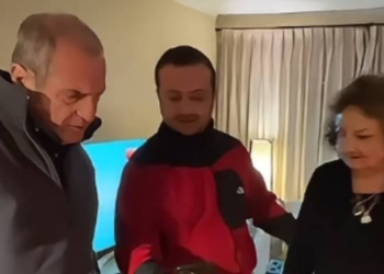Toto Acuña junto a sus papás.