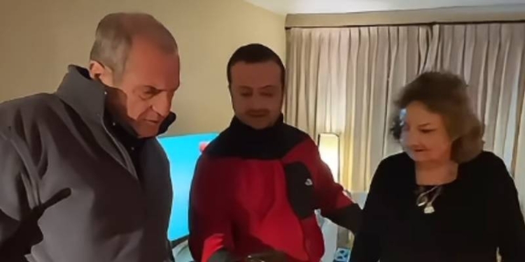 Toto Acuña junto a sus papás.
