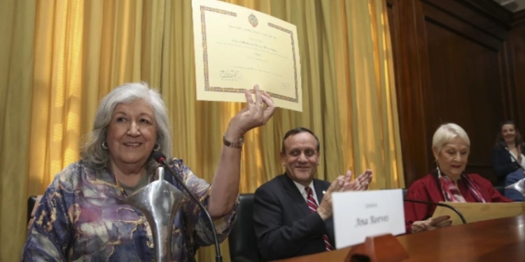 Anita Reeves y Silvia Santelices reciben Título después de décadas de lucha