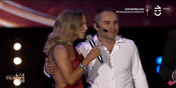 Juan Pablo Flores en el Festival de Las Condes junto a la animadora