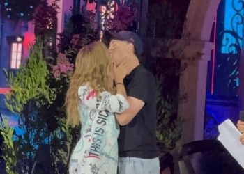 Beso Carla Jara y Diego Urrutia