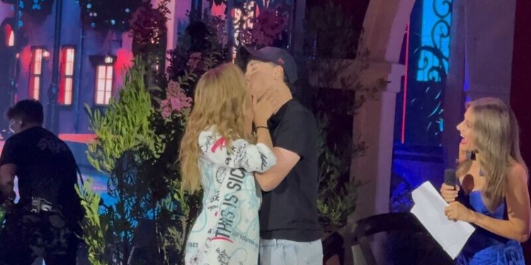 Beso Carla Jara y Diego Urrutia