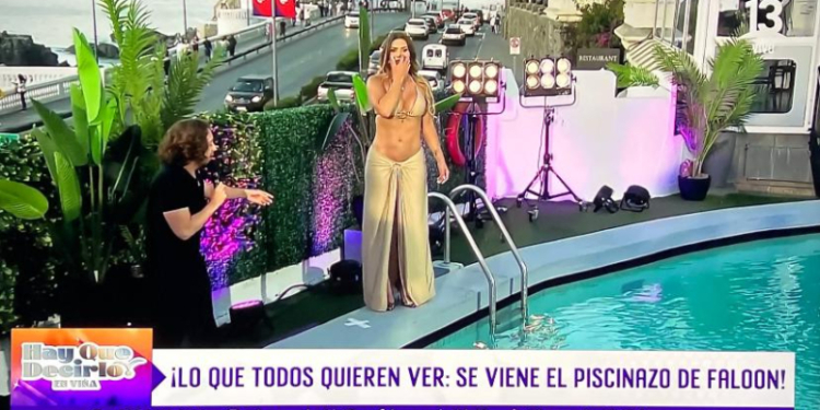 "Reina de la Prensa" piscinazo de Faloon