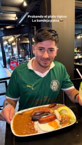 Waldo probando la bandeja paisa en Colombia