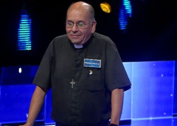 Sacerdote Francisco Castro en The Floor