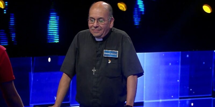 Sacerdote Francisco Castro en The Floor