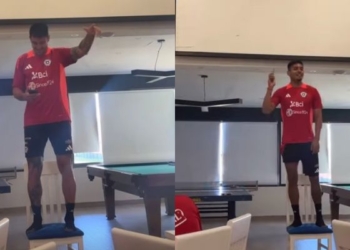 "Bautizo": Zampedri se presentó y cantó ante los jugadores de la Roja