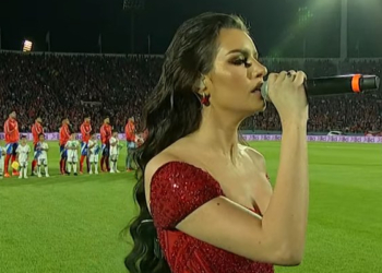 Critican a Emlia Dides por cantar himno en partido de Chile