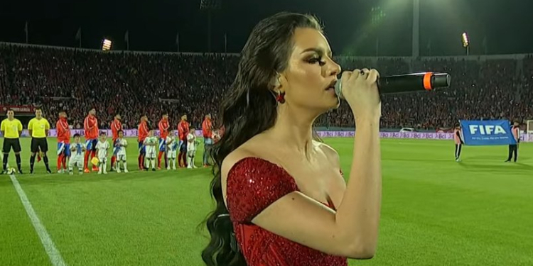 Critican a Emlia Dides por cantar himno en partido de Chile