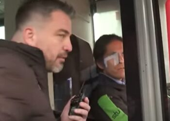 Periodista de Chilevisión fue encerrado en una micro