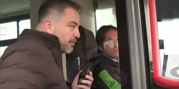 Periodista de Chilevisión fue encerrado en una micro