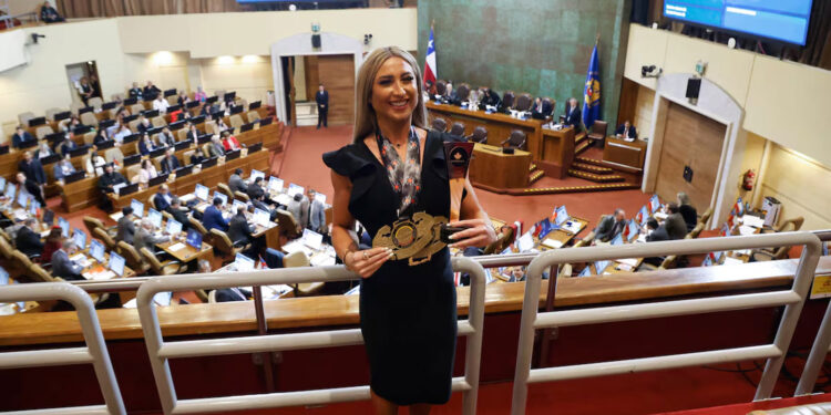 Luli reina de la farándula chilena y del fitness