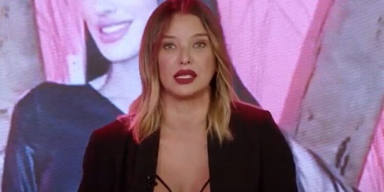 Claudia Schimtd se lanza contra Adriana Barrientos