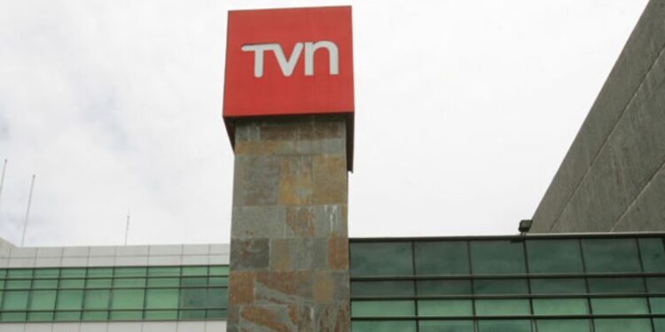 Periodista de TVN se despide en pantalla
