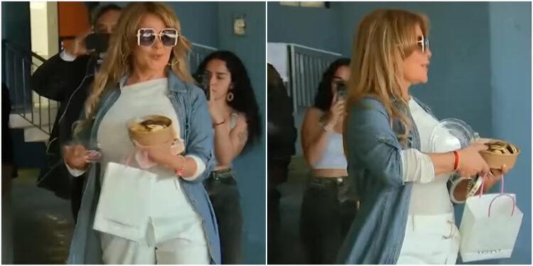 Video: Cathy Barriga intentó regalar galletas en local de votación